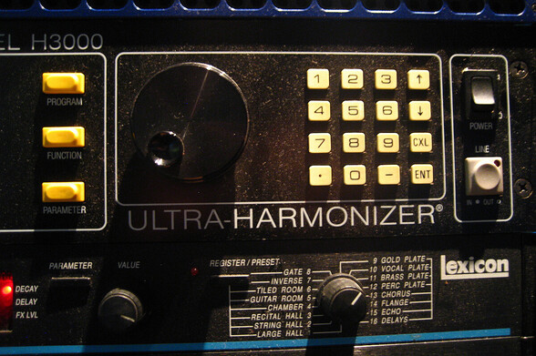 "Eventide H3000 Ultra-Harmonizer, Lexicon Alex Digital Effects Processor ×2" CC BY 2.0 Autor:in: Jeremy Keith