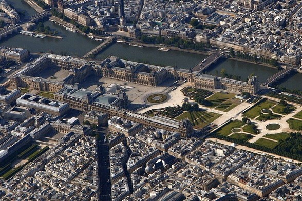 Louvre Paris von oben von Matthias Kabel, abgeleitetes Werk: Myrabella, CC BY-SA 3.0, https://creativecommons.org/licenses/by-sa/3.0/, via Wikimedia Commons