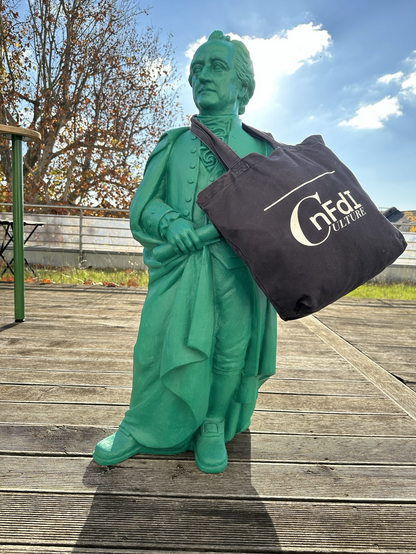 Grüne Statue von Johann Wolfgang von Goethe mit der NFDI4Culture-Tasche.