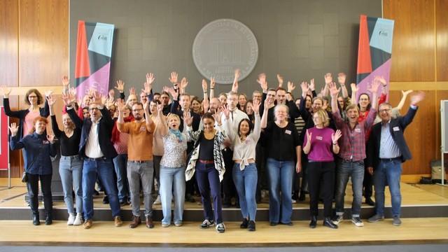 NFDI4Culture und die Community – Gruppenfoto von der 5. Culture Community Plenary 2025 an der Akademie der Wissenschaften und der Literatur, Mainz. Foto: Alexander Stark.