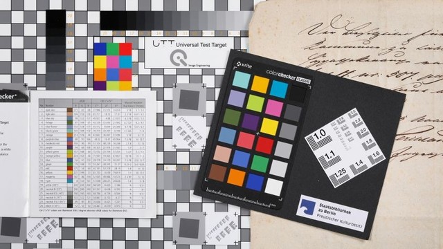 Frontalansicht von Farbkontrollelementen und handgeschriebenen Dokumenten; SBB I Hagen Immel, CC NC-BY-SA