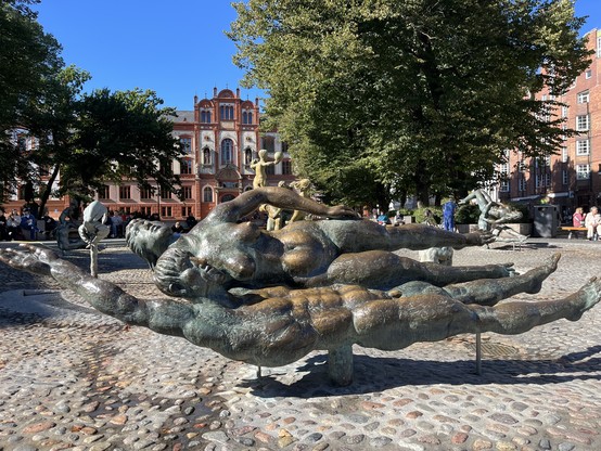 Detail des "Brunnens der Lebensfreude": Bronzeskulptur zweier nackter Menschen