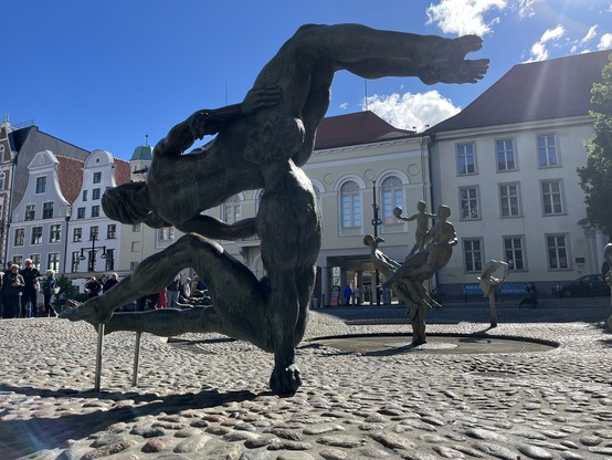 Detail des "Brunnens der Lebensfreude": Bronzeskulptur zweier nackter Menschen, im Hintergrund weitere Figuren