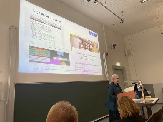 Vortrag von Prof. Dr. Elke Katharina Wittich zum Thema "Beschreiben und Klassifizieren. Folgen transdisziplinärer Zugänge am Beispiel Iconclass" im Rahmen des 38. Kongresses für Kunstgeschichte in München. Hier ist eine Folie zu sehen, wo unter dem Stichwort "Digitale Infrastruktur" auch noch NFDI4Culture erwähnt wird.