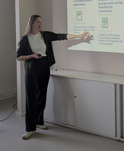 Merle Uhl (DIN) presenting