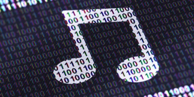 Weiße Musiknoten vor einem dunklen Hintergrund. Das gesamte Bild ist durchzogen von binären Zahlenfolgen. 