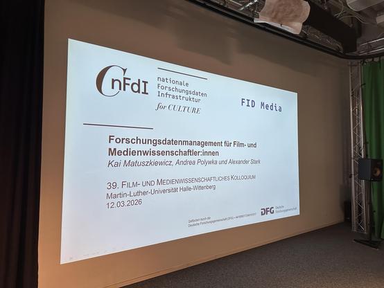 Titelfolie zum Basiskurs der Cultural Research Data Academy in Kooperation mit dem FID Media "Forschungsdatenmanagement für Film- und Medienwissenschaftler:innen" (an der MLU: Martin-Luther-Universität Halle-Wittenberg). 