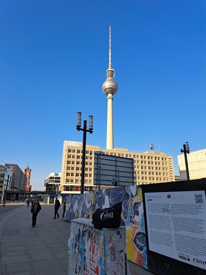 Berliner Fernsehturm im Hintergrund, vorne liegt die NFDI4Culture-Tasche auf einem Stromkasten.