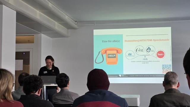 Katja Sternitzke stellt die Humanities@NFDI-Sprechstunde vor.