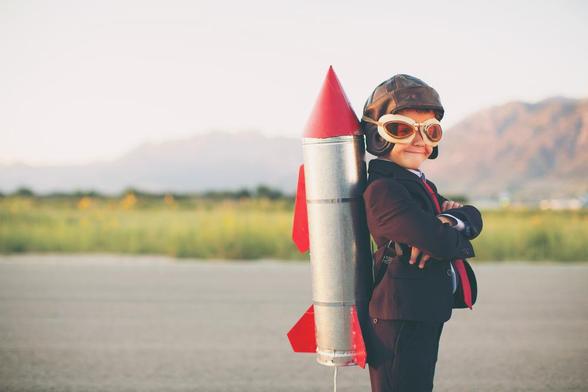 Young Business Boy with Rocket on Back
"Ein kleiner Junge mit Geschäftssinn trägt einen Anzug und einen Weltraumhelm, auf dem Rücken hat er eine Rakete festgeschnallt. Das Foto wurde in Utah, USA, aufgenommen." iStock Standardlizenz Autor:in: A.J. Rich