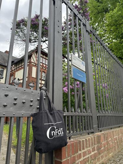 Der NFDI4Culture-Beutel vor den Toren des Veranstaltungsortes, der Engler Villa in Berlin-Dahlem.