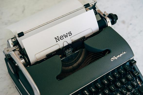 Nahaufnahme einer altmodischen Schreibmaschine mit einem eingesetzten Blatt Papier mit der Aufschrift "News". Das Bild ist von Markus Winkler und darf im Rahmen der Unsplash Lizenz weiterverwendet werden (https://unsplash.com/de/lizenz).