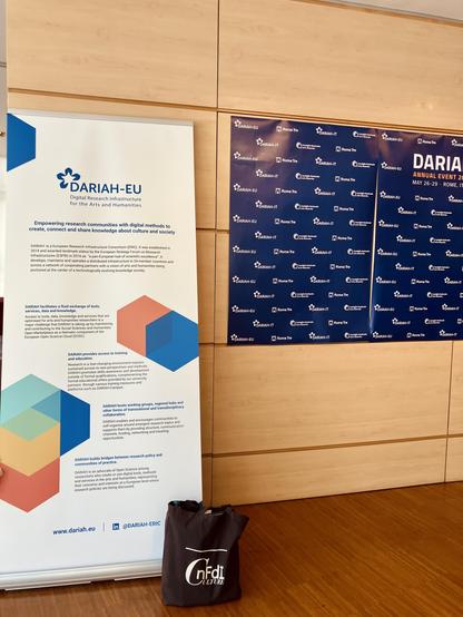 Roll up von DARIAH-EU mit dem NFDI4Culture-Beutel.