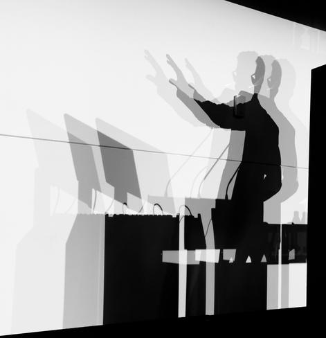 Schattenspiel einer Person, die vor einer weißen Leinwand steht und einen Vortrag hält, Giuseppe Argenziano, CC0, https://unsplash.com/de/lizenz