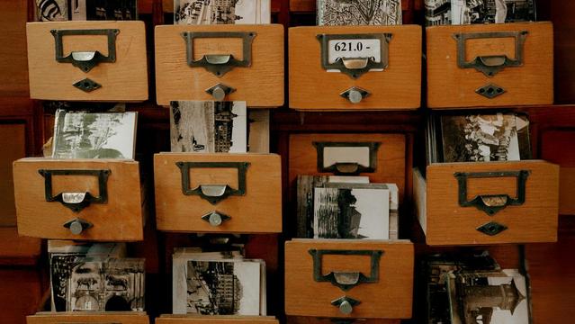 „Geöffnete Schubladen eines historischen Katalogsystems mit Fotos und Postkarten“ CC0 Autor:in: Iuliia Ivleva, Eigentümer:in: https://unsplash.com/