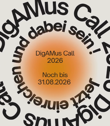 Screenshot vom Instagram-Account vom "DigAMus-Award"; GIF-Format mit zirkulär verlaufenden Sätzen "DigAMus Call 2026" und "Jetzt einreichen und dabei sein!". Copyright: DigAMus-Award (ehrenamtliches Gemeinschaftsprojekt, Sonja Thiel), Link: https://digamus-award.de/impressum/