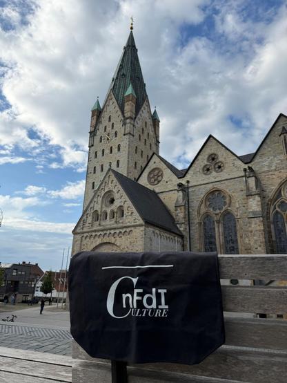 Foto von der NFDI4Culture-Tasche vor dem Hohen Dom in Paderborn. Creator & Owner: Martin Albrecht-Hohmaier.