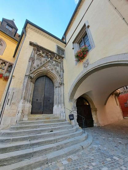 Altes Rathaus (Regensburg). Hier hängt die NFDI4Culture-Tasche am Treppenaufgang auf dem Geländer. Foto von Katja Sternitzke.