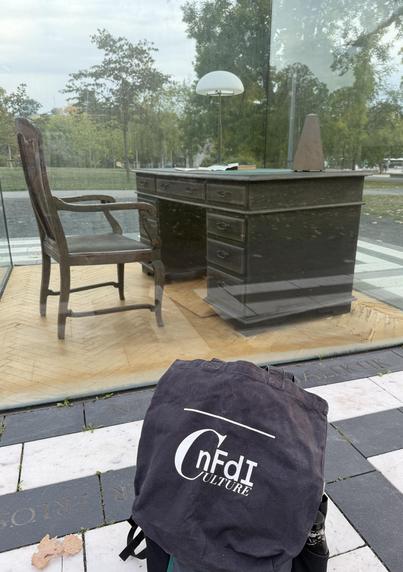 Die NFDI4Culture-Tasche beim Denkmal für Theodor W. Adorno auf dem Campus Westend, Goethe-Universität Frankfurt am Main. Künstler: Vadim Zakharov, Jahr: 2003.